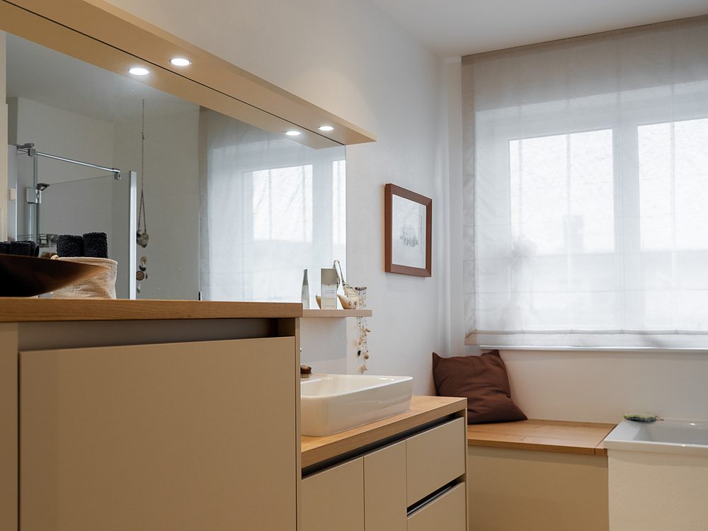 Badezimmer mit Einbaumöbeln